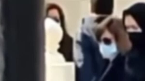 فين الطرحة.. إلهام شاهين تثير الجدل في صلاة جنازة مها أبو عوف|فيديو