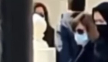 فين الطرحة.. إلهام شاهين تثير الجدل في صلاة جنازة مها أبو عوف|فيديو