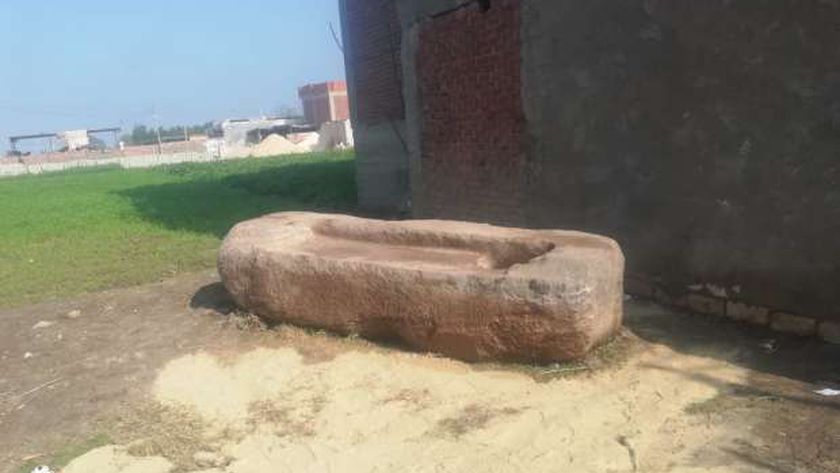 «الآثار» تشكل لجنة لفحص حوض رمسيس الثاني.. عمال الصرف عثروا عليه صدفة