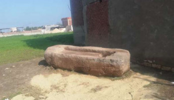 «الآثار» تشكل لجنة لفحص حوض رمسيس الثاني.. عمال الصرف عثروا عليه صدفة