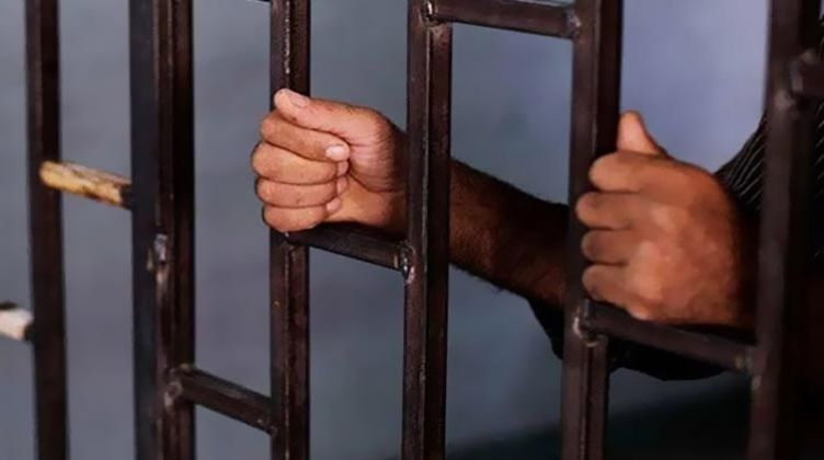 ضبط عاطل صادر ضده 199 سنة حبس