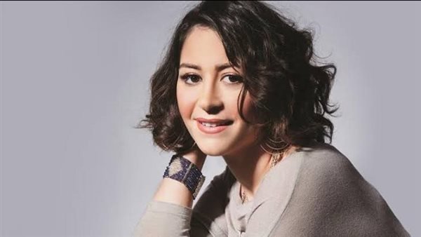 مفاجأة| ممرضة تتهم الفنانة منة شلبي: بتحرمنا من الأكل وبتجبرنا ننام على الأرض