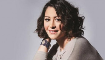 مفاجأة| ممرضة تتهم الفنانة منة شلبي: بتحرمنا من الأكل وبتجبرنا ننام على الأرض