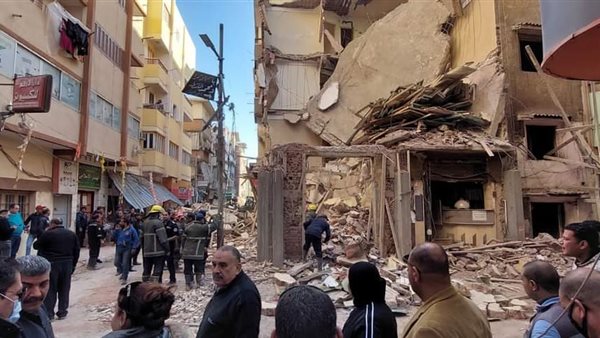 نجاة مسن وسيدة من الموت قبل انهيار عقار سرور بدمياط