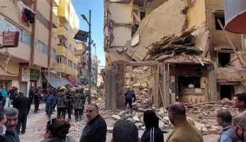 نجاة مسن وسيدة من الموت قبل انهيار عقار سرور بدمياط