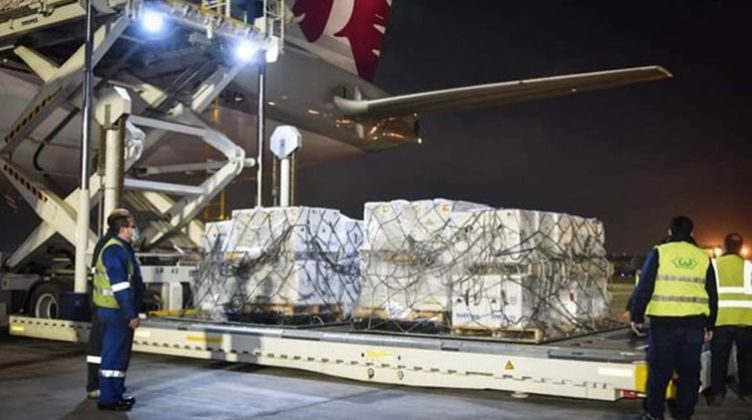 مصر تستقبل 3 ملايين جرعة من لقاح "فايزر" بمطار القاهرة الدولي