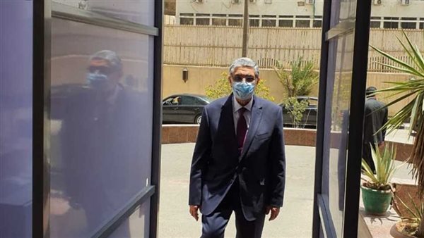 وزير الكهرباء يباشر عمله بعد شفائه من فيروس كورونا