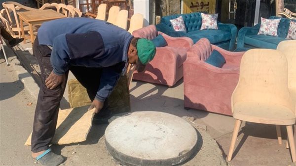 تركيب أغطية مطابق الصرف الصحي المسروقة بالإسماعيلية