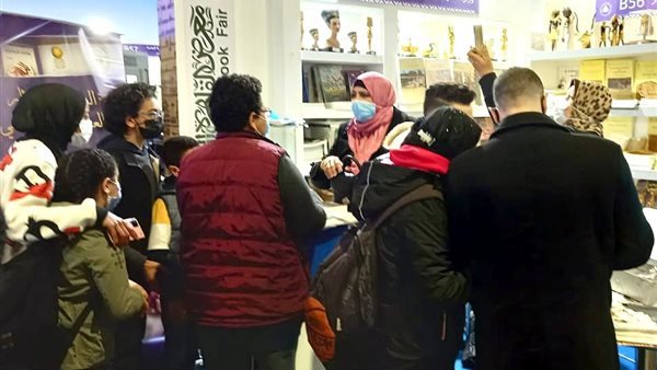 بيع أكثر من 1000 كتاب..إقبال كبير من رواد معرض الكتاب على جناح وزارة السياحة والآثار