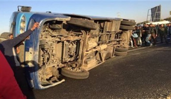 بالأسماء.. إصابة 12 في انقلاب أوتوبيس بمطروح بسبب سوء الأحوال الجوية