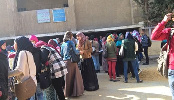طلاب يشكون منعهم من دخول المعهد العالى للغات بالمنيا.. وإدارة المؤسسة ترد