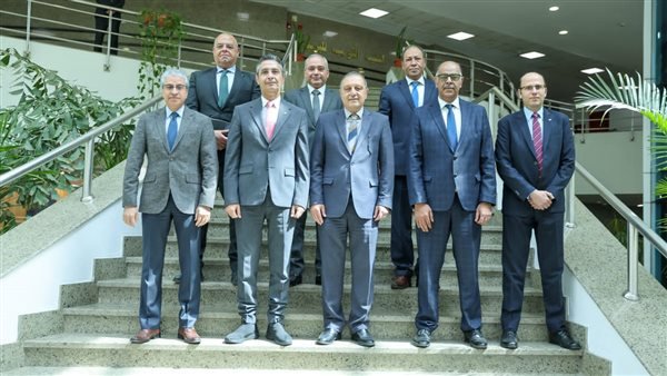 رئيس مصر للطيران يرحب بالتعاون مع البريد لتقديم خدمات متطورة