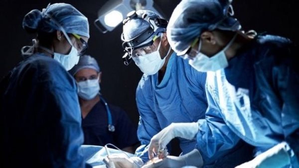 استخراج هاتف محمول ولفافة من معدة مريض بمستشفى كفر الزيات
