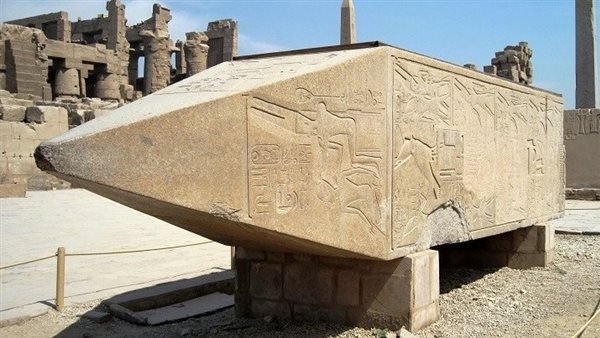 لأول مرة.. الآثار تقرر رفع مسلة حتشبسوت الراقدة في معابد الكرنك | خاص