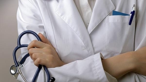 طلب مناقشة عامة بـ "الشيوخ" بشأن سياسة الحكومة لمواجهة هجرة الأطباء