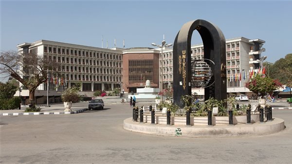 تمريض أسيوط تجبر الطالبات المنتقبات على ارتداء البنطلون.. والرسوب عقاب المخالفات