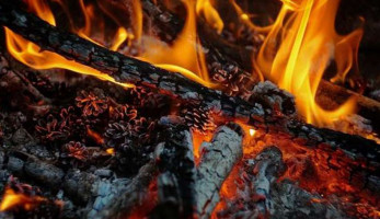 عاطل يشعل النيران في زوجته بمنشأة القناطر بسبب بيع الخضار