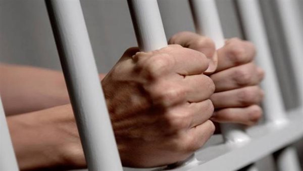 حبس عاطلين ضبط بحوزتهما مخدرات داخل سيارة بالشروق