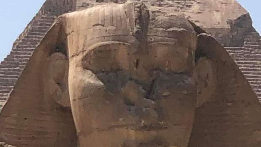 «غمض عينيه».. صور متداولة تزعم نوم أبو الهول والآثار توضح الحقيقة