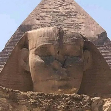 أبو الهول يغلق عينيه