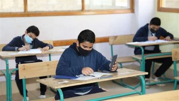 خاف عليه من الرسوب.. ضبط طالب يؤدي امتحان الإعدادية بدلا من زميله