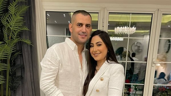 هل دعت بوسى والدها لحفل زفافها على مصفف الشعر هشام ربيع؟