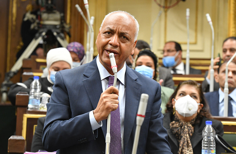 مصطفى بكري يطالب بتأجيل زيادة أسعار الكهرباء