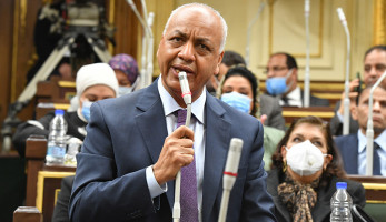 مصطفى بكري يطالب بتأجيل زيادة أسعار الكهرباء