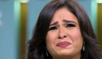 مصدر مقرب من ياسمين عبد العزيز: الفنانة سافرت خارج البلاد لإجراء فحوصات طبية