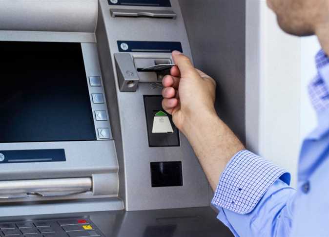 خلال أيام عودة رسوم السحب والاستعلام عن الرصيد بالـATM.. رسالة جديدة لعملاء البنوك