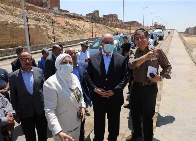 محافظ القاهرة: انتظام العمل بجميع مواقف السرفيس والأقاليم والنقل العام