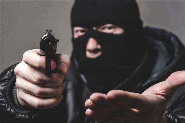 حبس عاطلين في سرقة المواطنين بالإكراه تحت تهديد السلاح بالنزهة