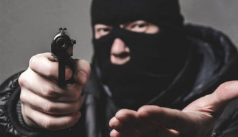 حبس عاطلين في سرقة المواطنين بالإكراه تحت تهديد السلاح بالنزهة