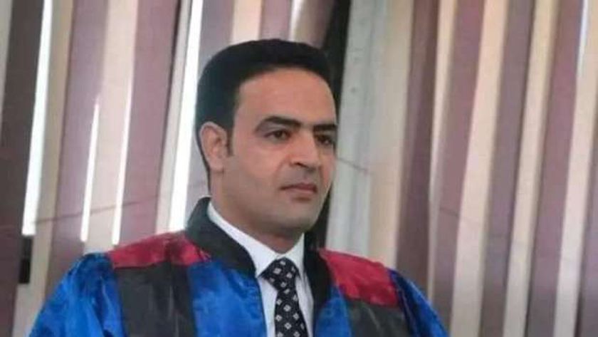 «أشرف» من «شيال طوب» إلى أستاذ بجامعة دمنهور.. وطلابه: «قدوة حسنة»