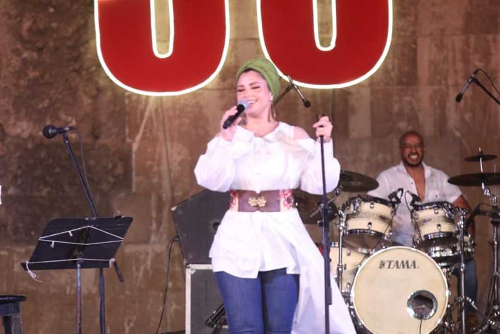 بالحجاب.. نسمة محجوب تحيي حفل مهرجان القلعة (صور)
