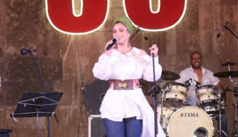 بالحجاب.. نسمة محجوب تحيي حفل مهرجان القلعة (صور)