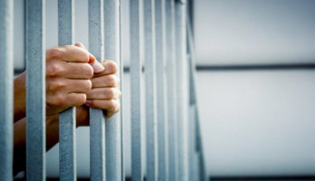 السجن المشدد 5 سنوات لتاجر ملابس في حيازة مواد مخدرة وأسلحة نارية بعين شمس