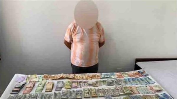 ضبط عاطل لقيامه بالاتجار في النقد الأجنبي خارج السوق المصرفية