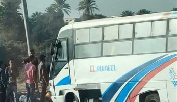بالأسماء.. إصابة 28 عاملا في حادث تصادم شاحنة بميني باص بطريق الأدبية السخنة