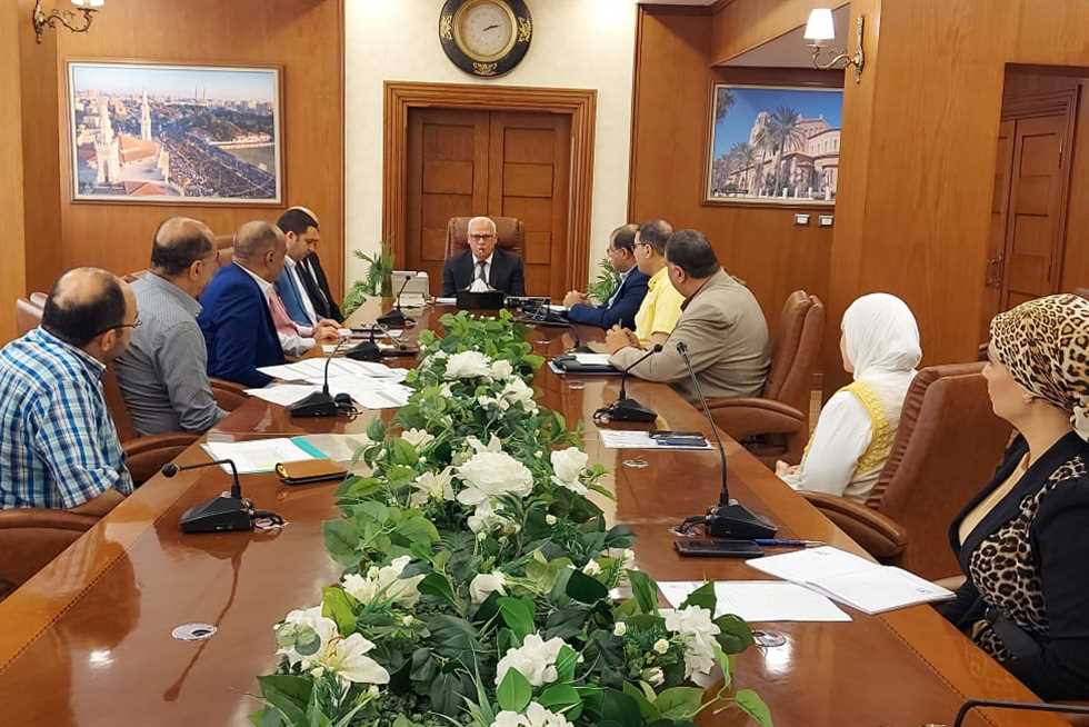 محافظ بورسعيد يبحث استعدادات استقبال العام الدراسي الجديد