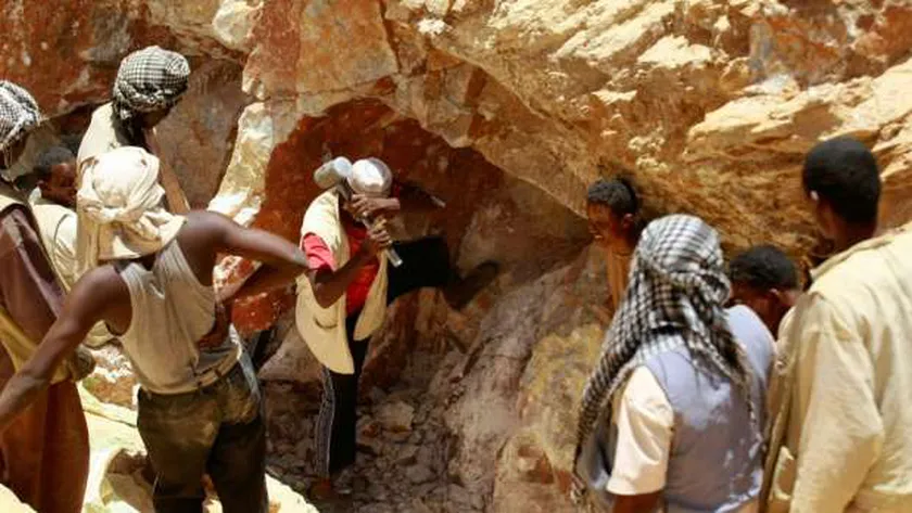 مصدر بـ«البترول»: بدء العمل في استخراج الذهب من «إيقات» والإنتاج نهاية العام