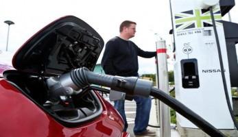 الداخلية تصدر قرارًا يسمح بتحويل سيارات البنزين إلى سيارات كهربائية