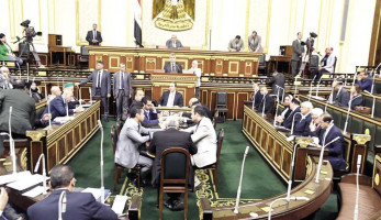 طلب إحاطة: أعضاء تدريس جامعة دمنهور يجبرون الطلاب على شراء الكتاب الجامعي