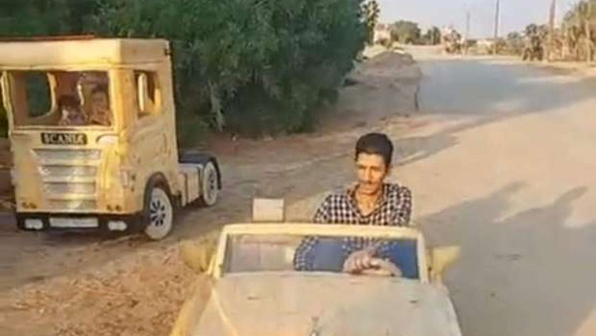 نجار يصنع سيارة «رولز رويس» من الخشب: تسير بسرعة 30 كيلو في الساعة