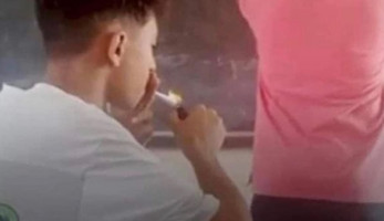 مصدر بالتعليم ردًا على فيديو إشعال طالب السجائر أمام المدرس: قديم وفصلنا الطالب