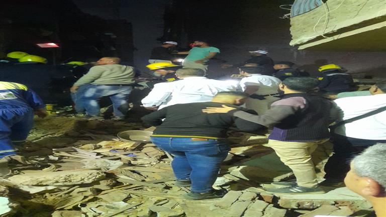 "فاضل اتنين تحت الأنقاض".. مصدر يكشف آخر تطورات عقار إمبابة المنهار