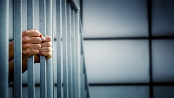 حبس عاطل انتحل صفة موظف بحى الزيتون لابتزاز أصحاب المحال التجارية