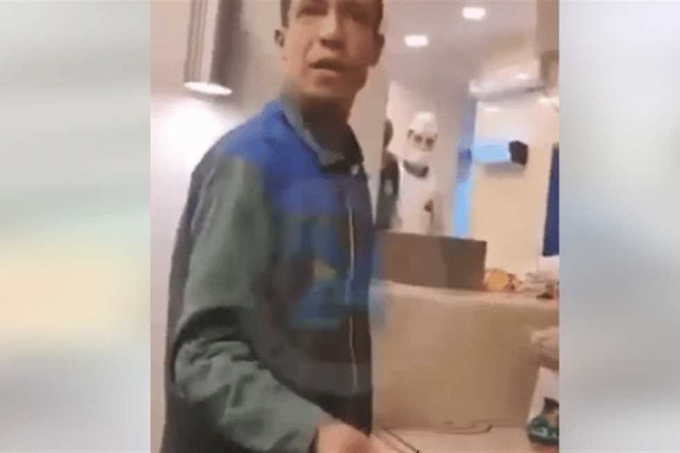 لماذا قُبض على عامل النظافة صاحب واقعة الطرد من محل الكشري؟ (التفاصيل)