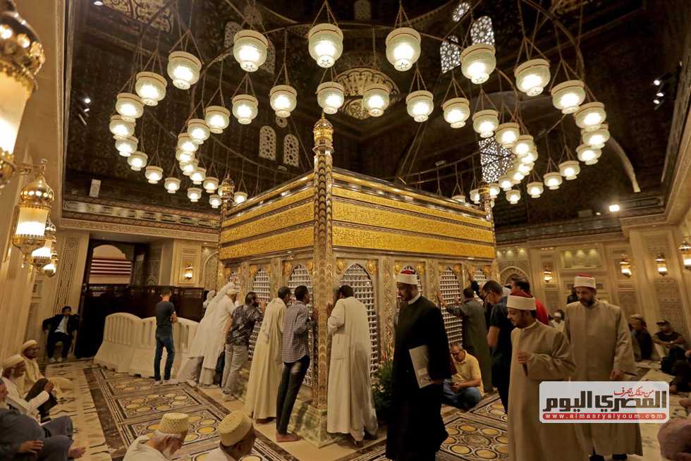 «الأوقاف» توضح حقيقة اختفاء 4 مقابض من مسجد الحسين