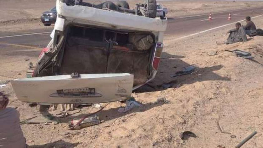 بالأسماء.. إصابة 12 شخصا في انقلاب ميكروباص بقنا